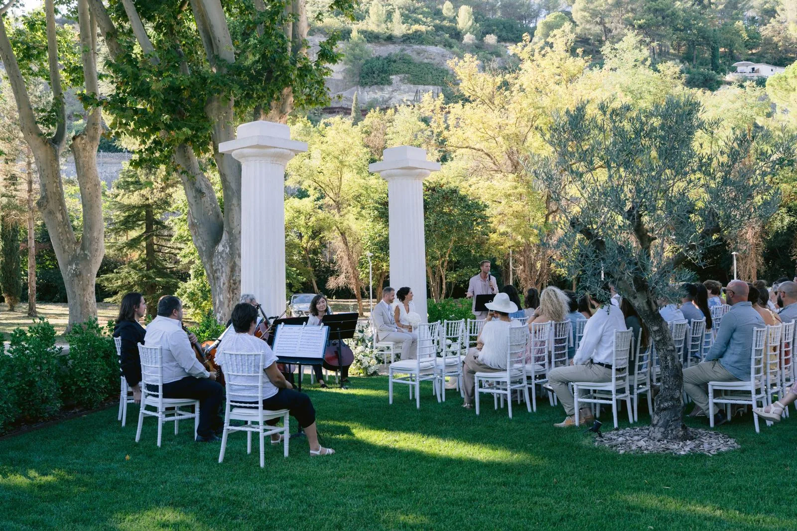 Civil ceremony with musicians — Castle park