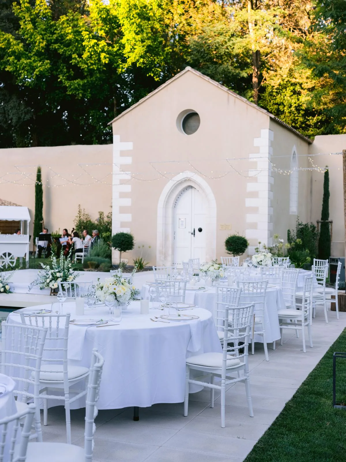 Outdoor reception tables — Château de l'Insolas