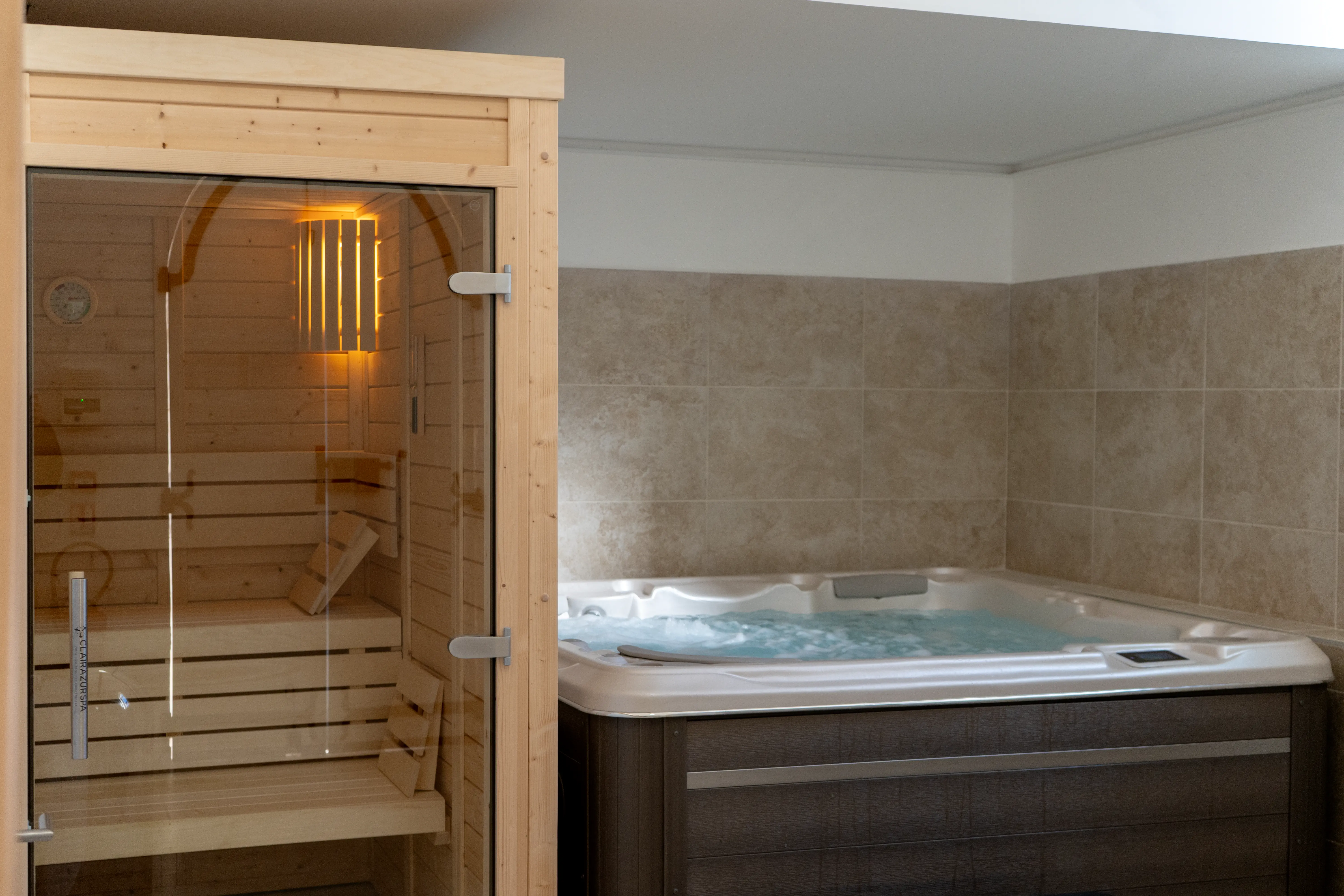 Spa and jacuzzi at Château de l'Insolas