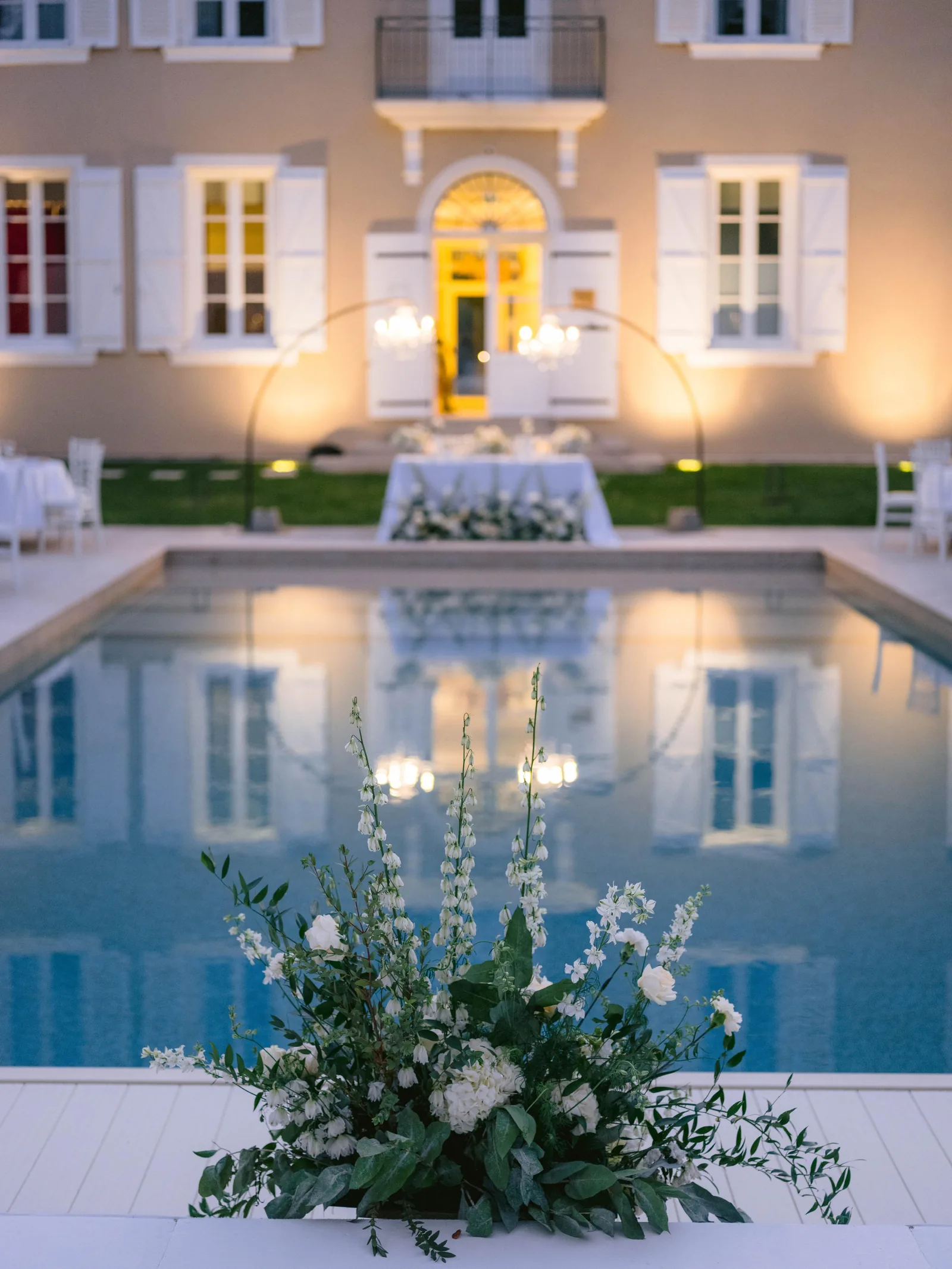 Composition florale au bord de la piscine — Mariage Château de l'Insolas